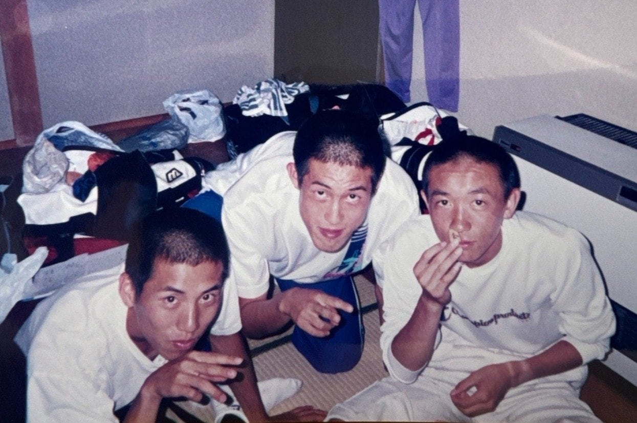 夏合宿での松崎(中)と小嶋(右)。左は現在、佐久長聖高駅伝部の監督を務める高見澤/松崎さん提供