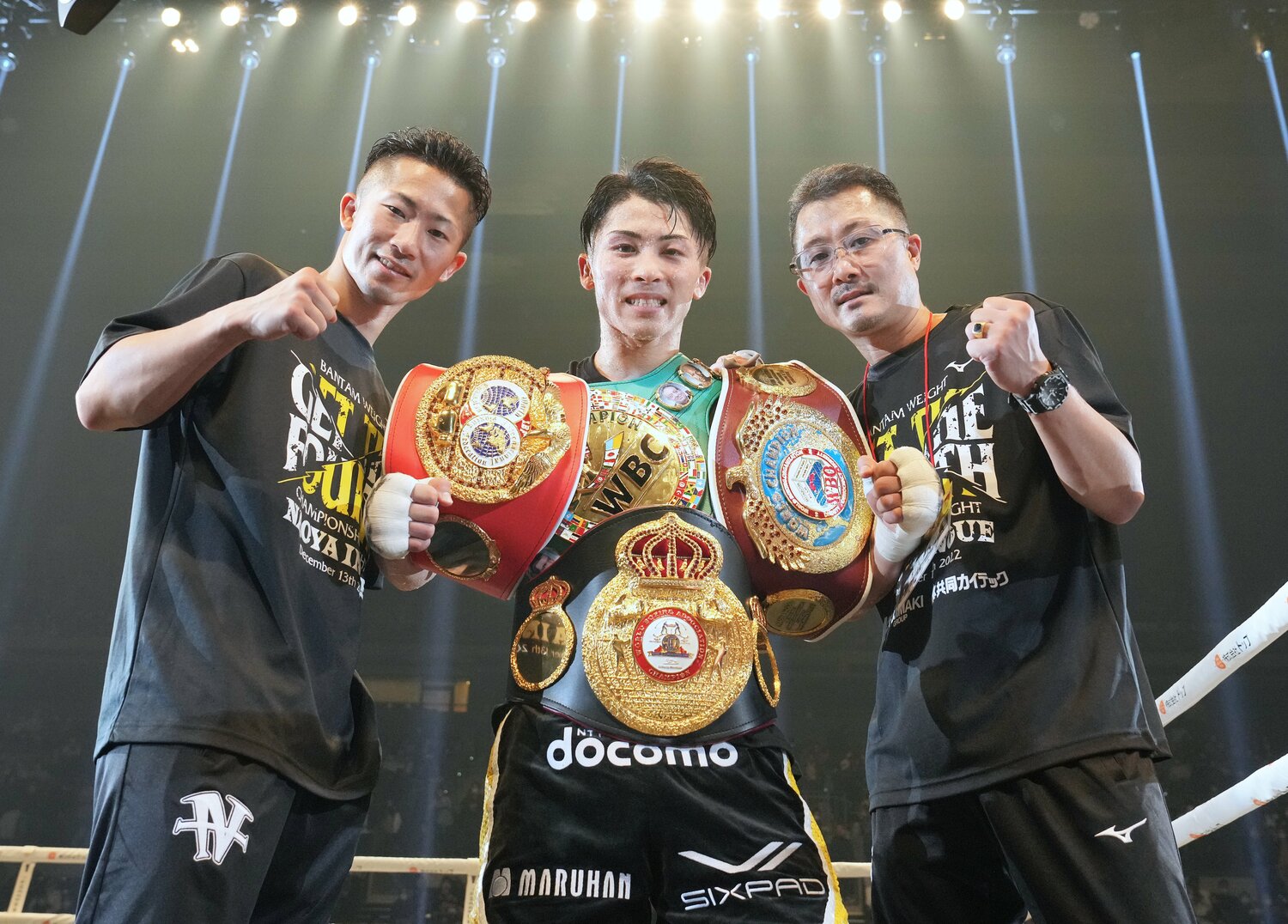 4本のベルトを巻いた井上尚弥。弟の井上拓真、父の井上真吾トレーナーと ©Naoki Fukuda