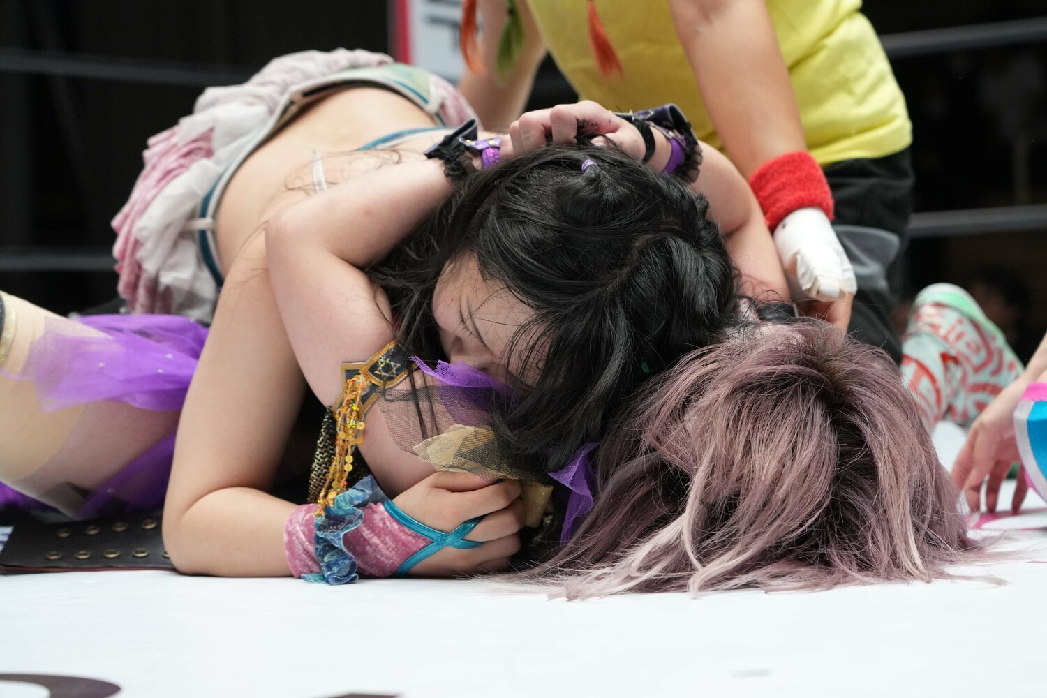 上谷沙弥から黒スプレーを浴びたたむに駆け寄った玖麗