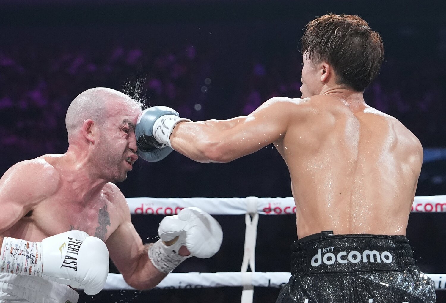 井上尚弥の左がドヘニーの顔面をとらえた瞬間 ©Naoki Fukuda