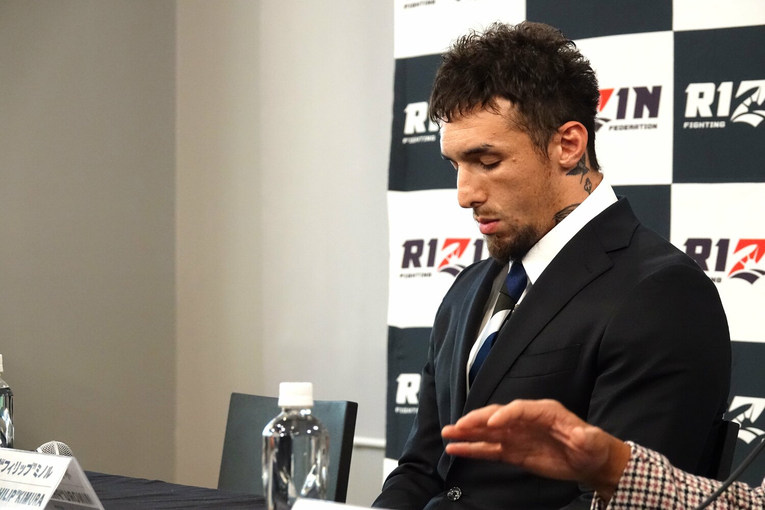 会見で目を伏せる木村“フィリップ”ミノル　©Koji Fuse