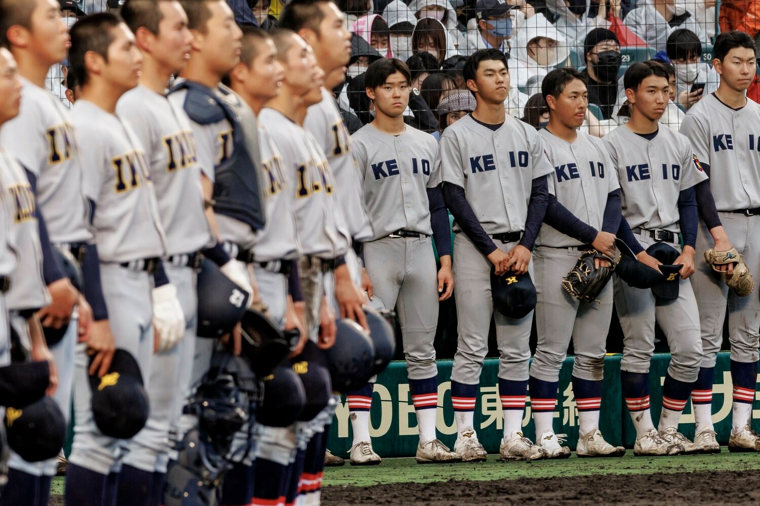 帽子を脱ぐと対戦校と異なり、髪型に個性が見える慶応のナイン　©Kiichi Matsumoto