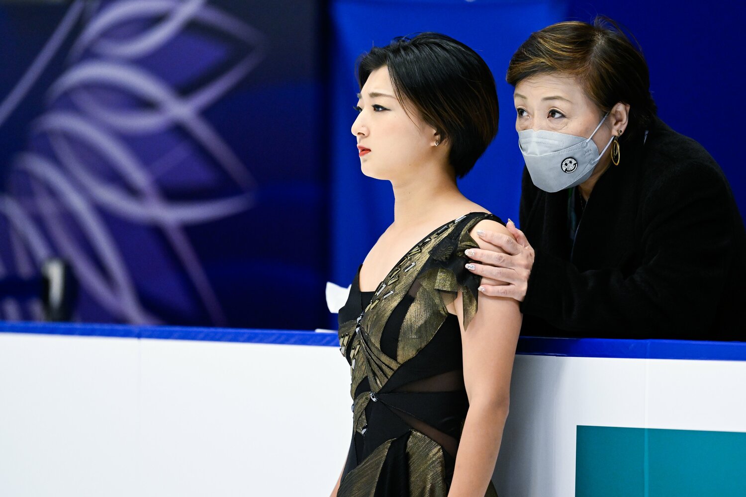 NHK杯ショートの演技前、神妙な表情の坂本を送りだす中野コーチ ©︎Asami Enomoto