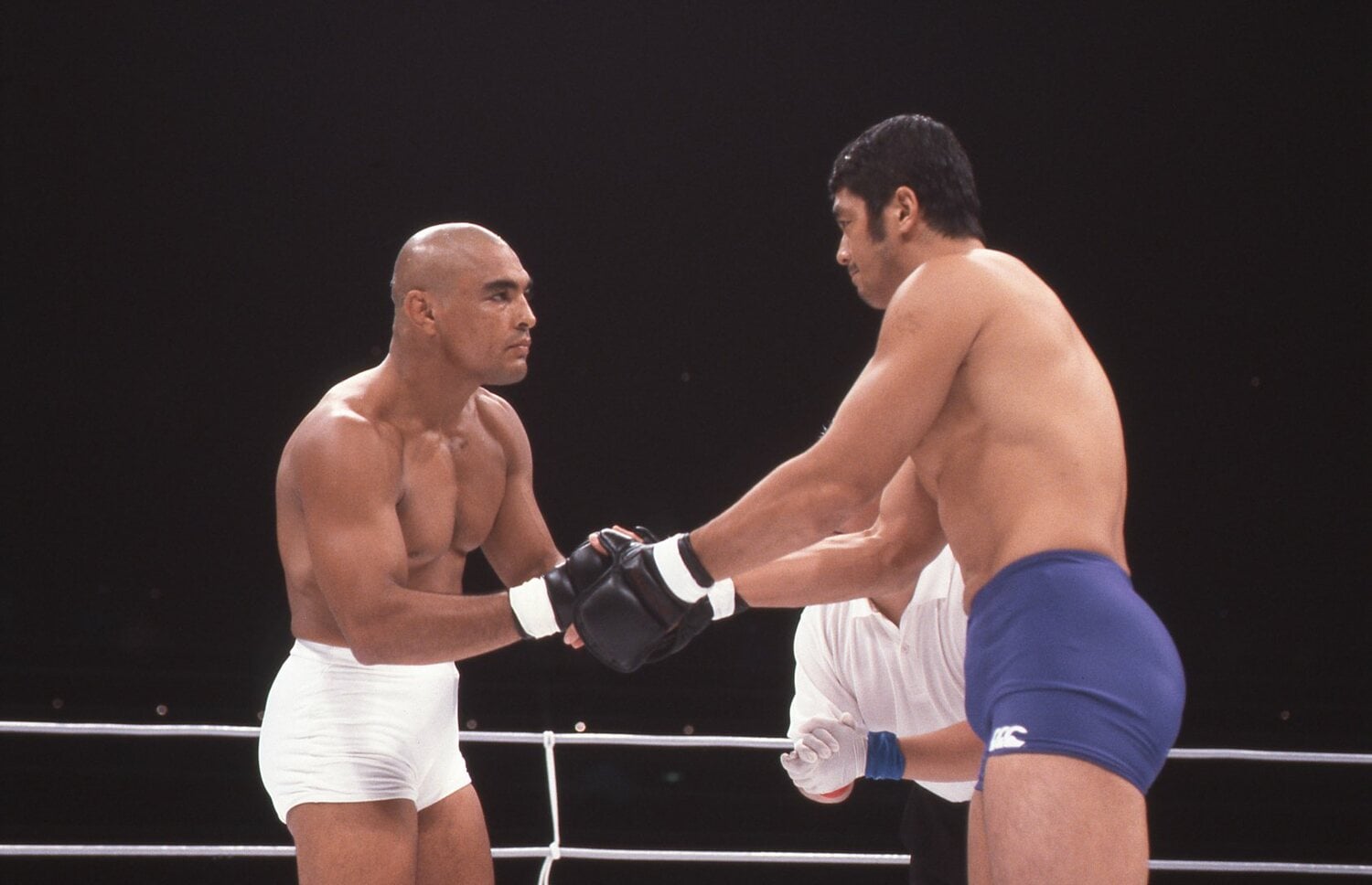 1997年、ヒクソン・グレイシーとの対戦で握手する髙田 ©AFLO