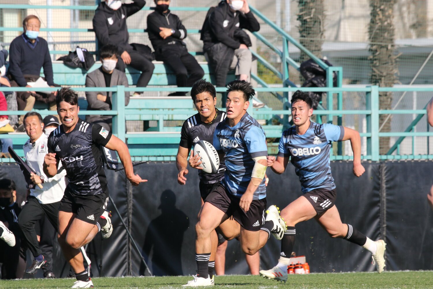 突破する李承信（中央）を追うメイン平（左）　©Nobuhiko Otomo