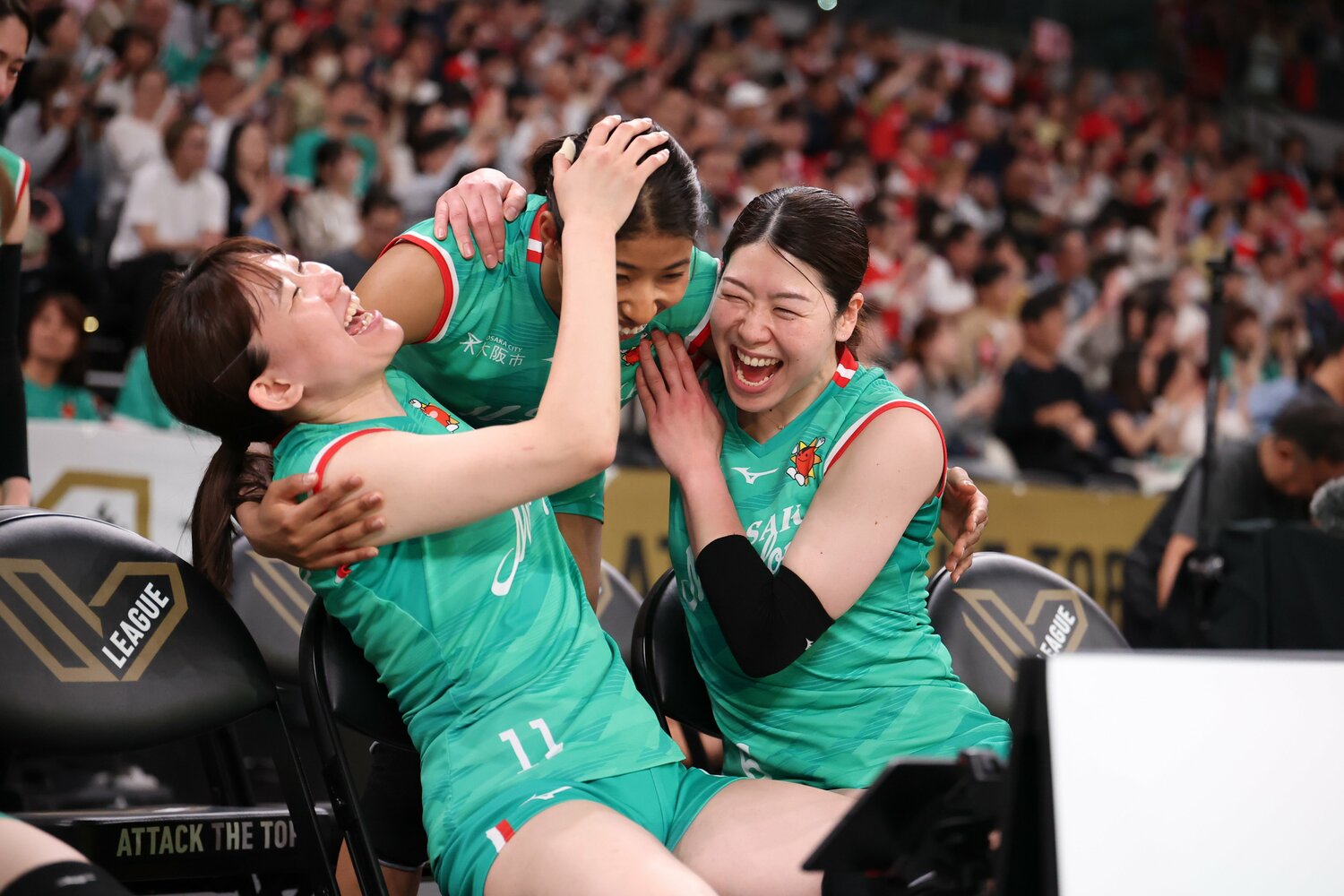 昨シーズンの悔しさを晴らした大阪マーヴェラス。(左から)目黒優佳、宮部愛芽世、田中瑞稀 ©︎SV.LEAGUE