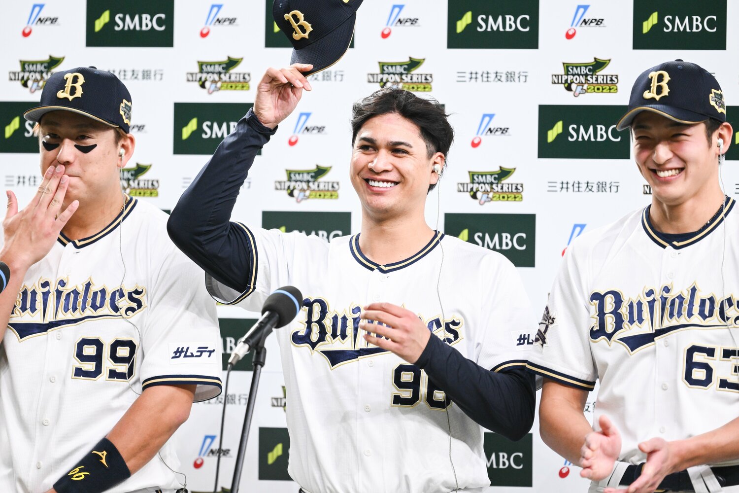 2022年の日本シリーズではリリーフとしてフル回転。第4戦では勝利投手になり、山崎颯（右）、杉本（左）とともにお立ち台で歓声を浴びた　©︎Nanae Suzuki