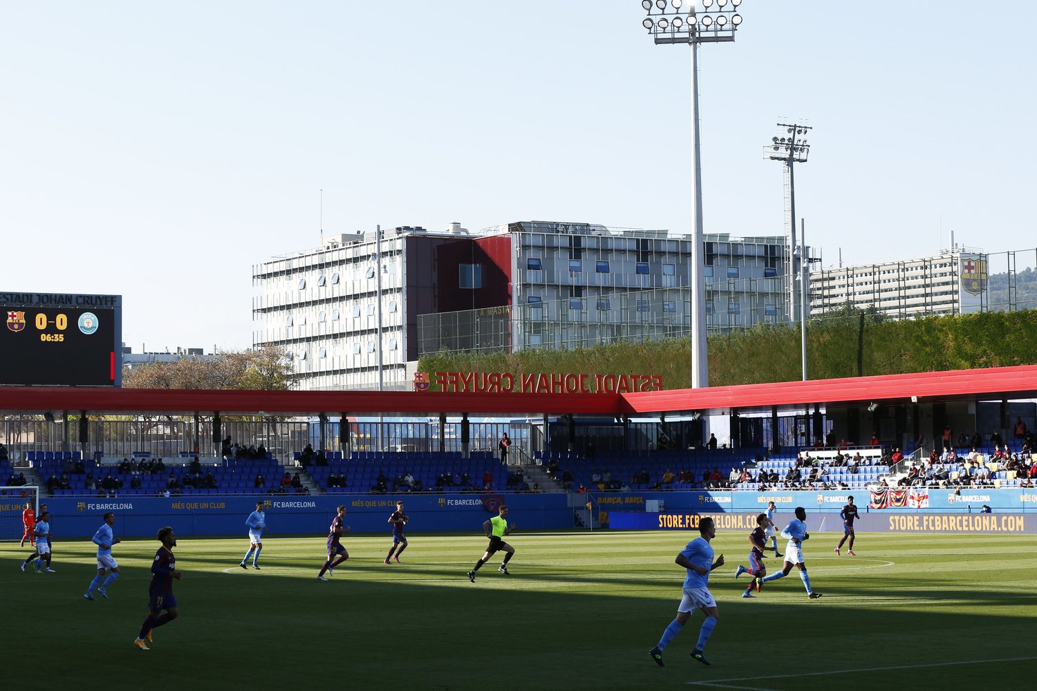 スタジアムの外には、いわゆるマシアが見える©Daisuke Nakashima