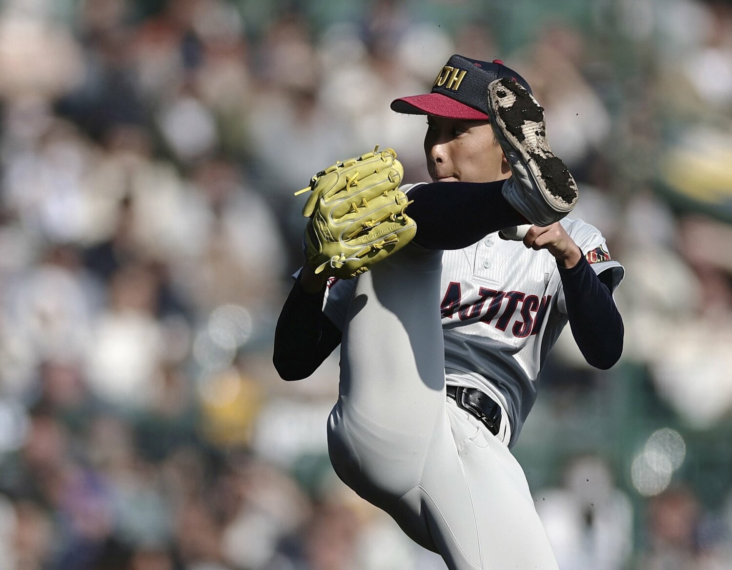 高く足を上げる石戸の変則フォームを捉えることは強豪でも難しかった　©KYODO