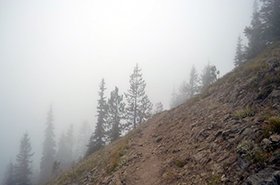 トレイルが濃い霧に包まれていく。