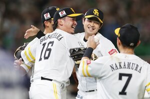 《ノーノー生観戦》前席のカップル、番記者、そして柳田悠岐もザワザワ…ホークス“東浜巨の97球”に福岡が燃えた夜「え、なんかすごい楽しい～」