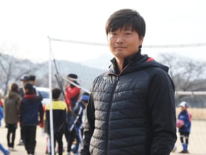 現在、指導者としての活動する市丸瑞希（26歳）。U-20W杯では堂安律や久保建英と共に日の丸を背負った