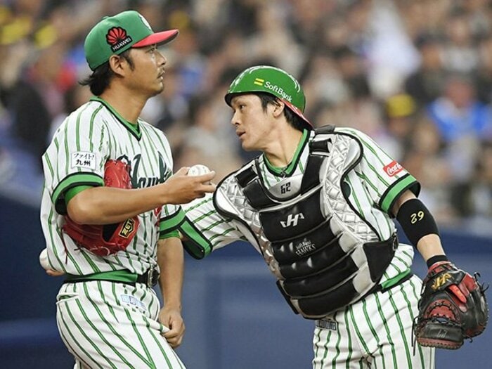 ドラ1との捕手争い制した育成6位。SB甲斐拓也はなぜ大出世したのか。<Number Web> photograph by Kyodo News