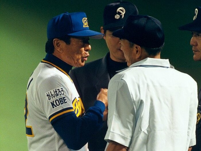 《日本シリーズがモメた日》「だから巨人寄りだと言われるんだ!」“誤審”と仰木マジック、江夏の21球や「巨人はロッテより弱い」の裏側<Number Web> photograph by Koji Asakura