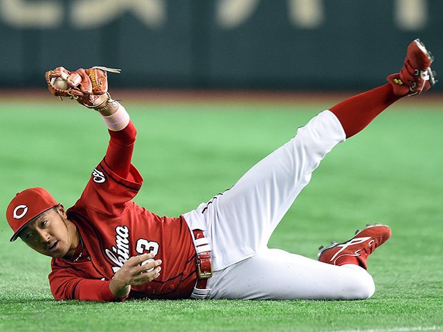 菊池涼介の守備を作る「脱力と無音」。ヒーローは“飛んで”やってくる