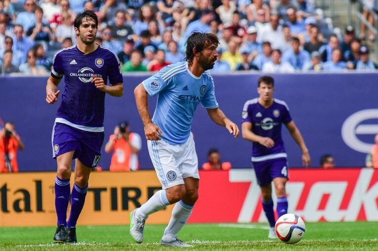 アンドレア・ピルロ対カカ、こんなマッチアップが見られるMLS。わかりやすいビッグネームにわかりやすい煽り、アメリカで流行るためには、サッカーも変化をするのだ。 ／ photograph by AFLO