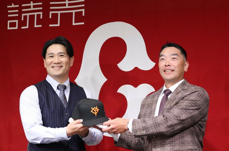 巨人入団会見に笑顔で応じた田中将大と阿部慎之助監督 ／ photograph by JIJI PRESS
