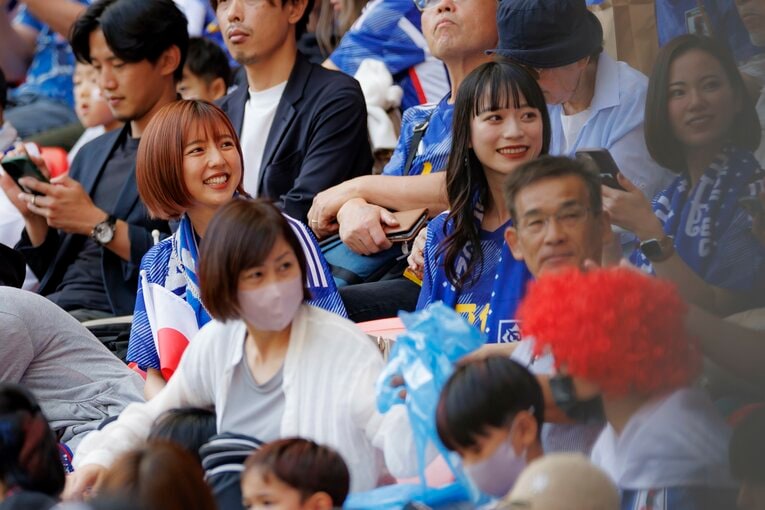 柴崎岳の妻・真野恵里菜と上田綺世の妻でモデルの由布菜月　©JMPA