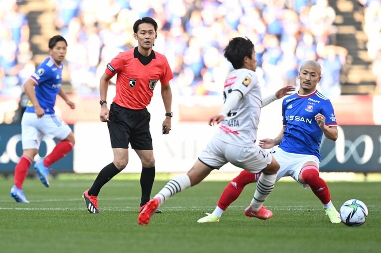 Jリーグ主審通算最多出場となる516試合を担当した家本さん（2021年のラストマッチ）　©︎JIJI PRESS