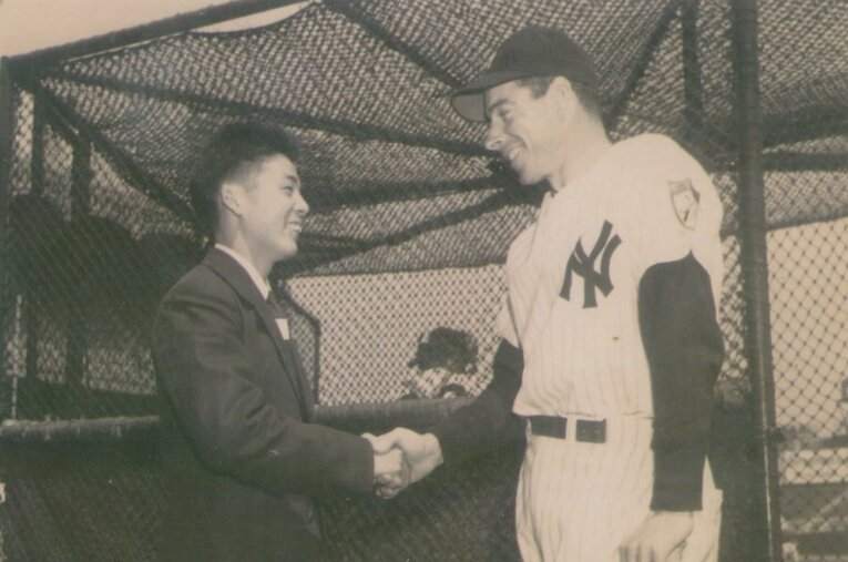 1951年のボストンマラソン優勝後、ヤンキースのジョー・ディマジオと握手する田中茂樹。彼が体験した“アメリカ”は想像とは異なっていた ／ photograph by Shigeki Tanaka