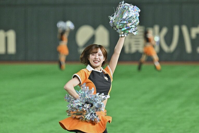 試合を盛り上げる巨人の公式マスコットガール「VENUS」　©Hideki Sugiyama