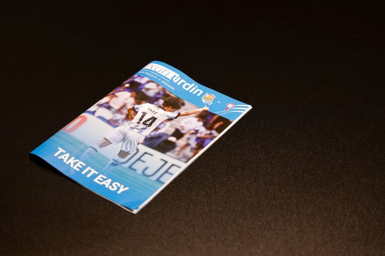 マッチデイプログラムの表紙は、前節MOMの久保が