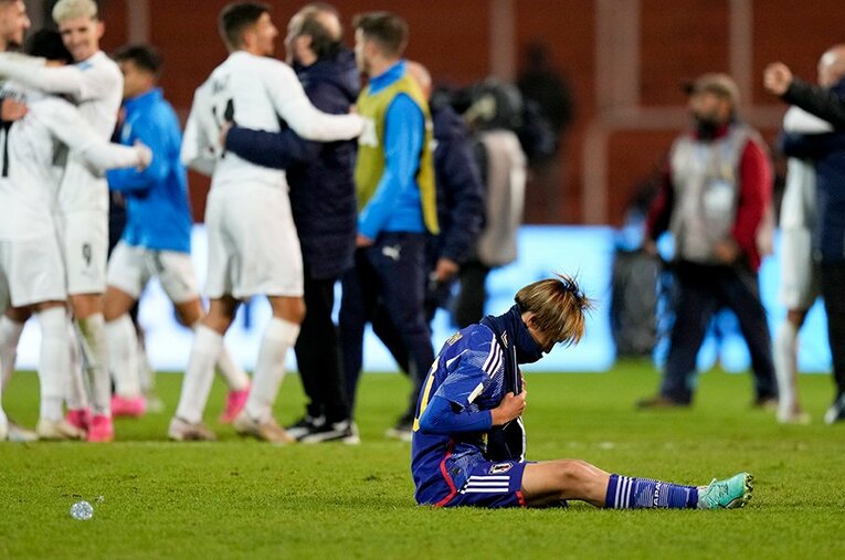 喜ぶイスラエル陣営と落胆する北野颯太。U-20日本代表は3試合での帰還を余儀なくされた ／ photograph by AP/AFLO