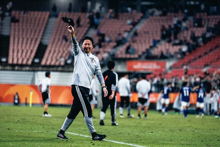 試合後に北朝鮮のベンチに歩み寄りあいさつと握手を交わしたという大岩剛監督　©️Kiichi Matsumoto