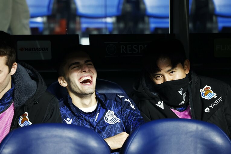 久保建英が「ベンチで同僚を爆笑させてる」“最高の1枚”を撮影後…過密日程に「ちょっとツラいかな」本人が語った“意外な理由”を思い出す(4)