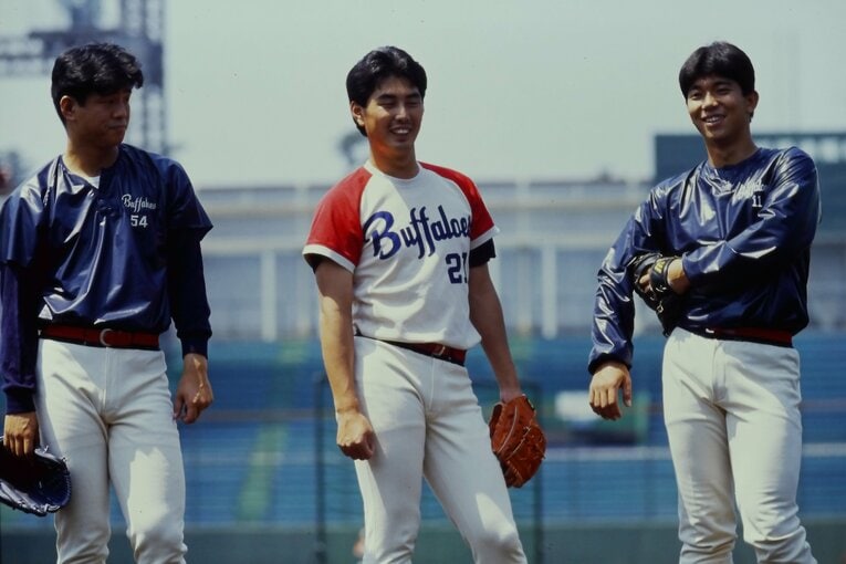 吉井（中）自身は野茂（右）を気にかける余裕がなかったというが……。左は池上誠一　©Takahiro Kohara