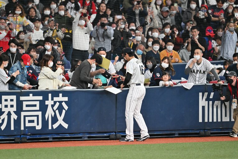 試合前、球場の子どもに…　©Naoya Sanuki