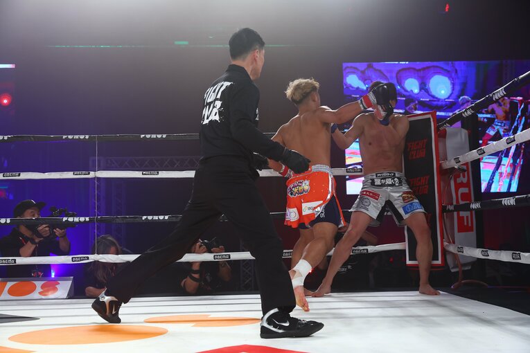 立ち上がった朝倉未来に怒涛の追撃を浴びせるYA-MAN（1枚目／全4枚）　©RISE CREATION