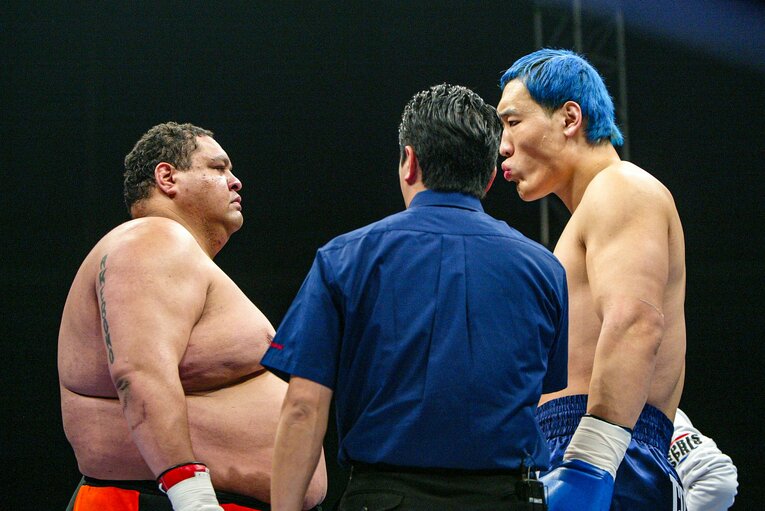 身長203cmの曙も見上げるサイズの大巨人チェ・ホンマン（218cm）©Susumu Nagao