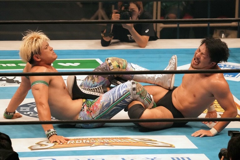 清宮海斗の足4の字固めに耐える成田蓮