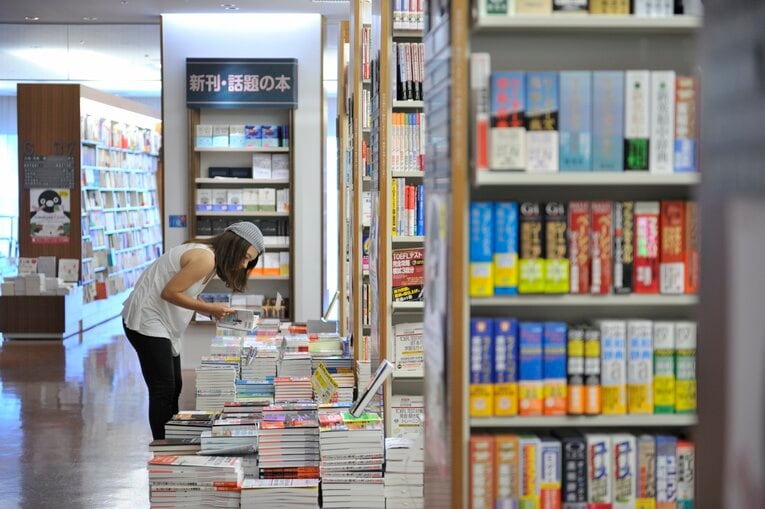 【カーリング女子レア写真】10年の本橋。書籍探しを…写真は右に続きます　©Takuya Sugiyama