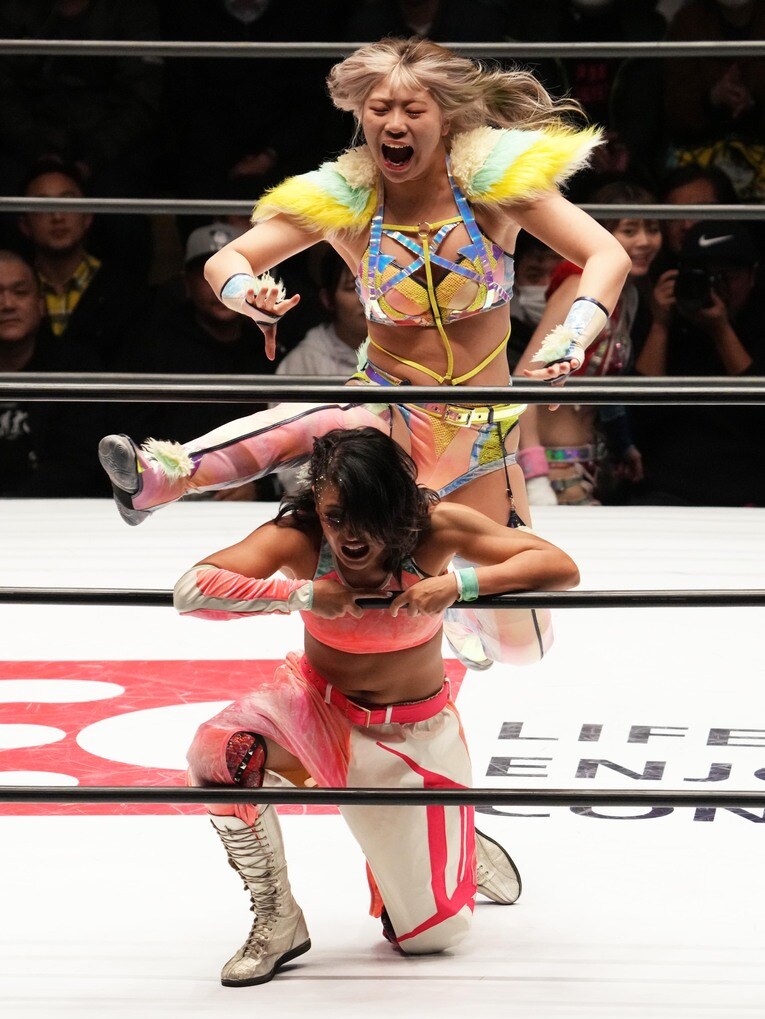 ジュリアを攻める羽南　©Essei Hara