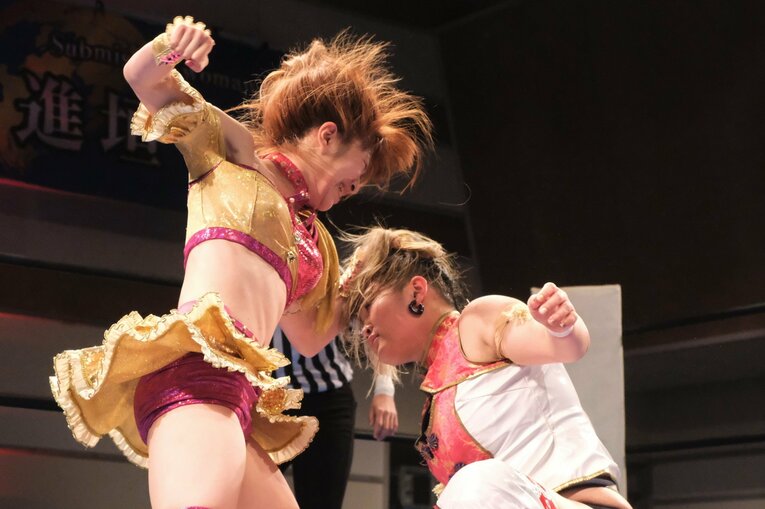 「女優vs交通情報のお姉さん」に18歳同士“意地の張り合い”対決も… 若手勢ぞろいの興行“ピースパ”に見る女子プロレスの未来(22)