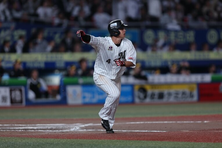 【幕張の奇跡プレイバック】スタンドに届いた打球を見るや、思わず腕を突き上げた©Chiba Lotte Marines