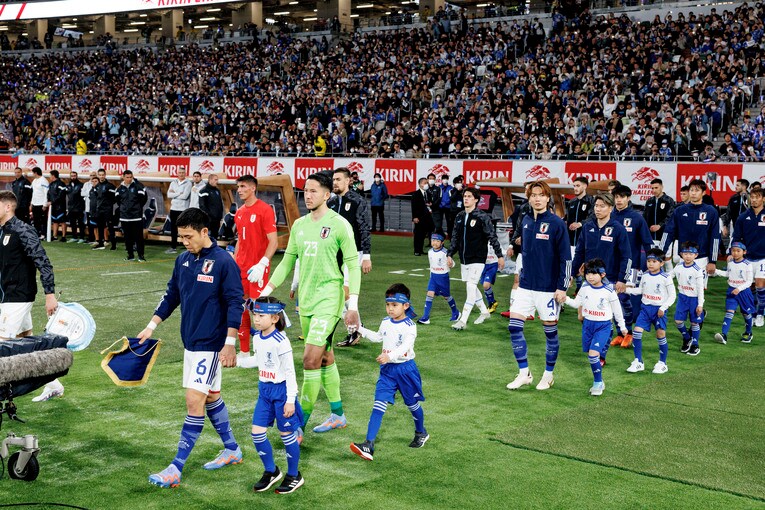 キャプテン遠藤を先頭にピッチに入場する日本代表　©︎Kiichi Matsumoto/JMPA