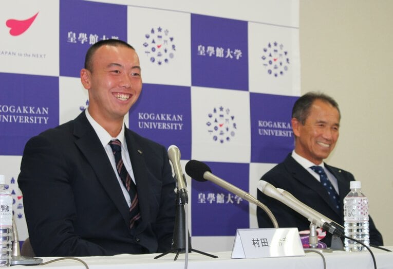 1巡目指名を「ファン目線」で楽しむ村田と森本監督 ©Number Web