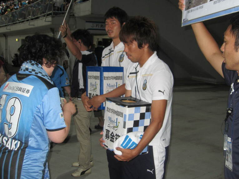 選手たちの募金活動　(C)KAWASAKI FRONTALE