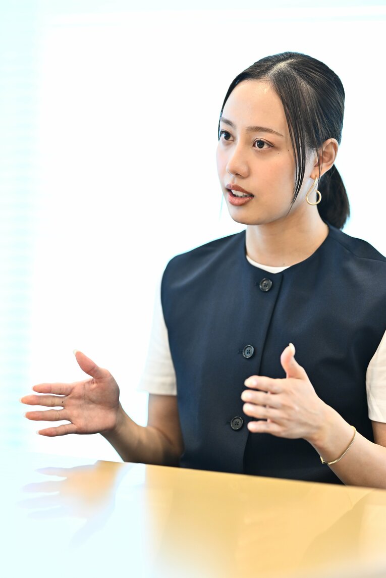 インタビューに答える今井