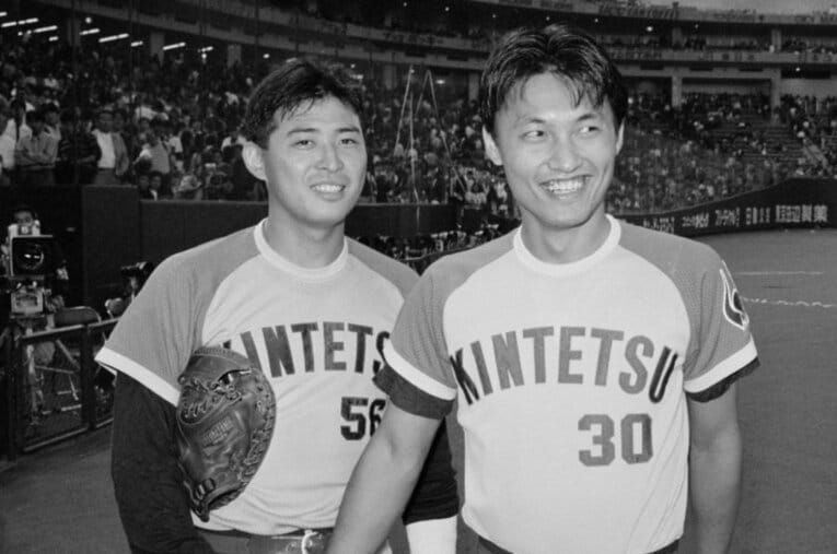 1989年日本シリーズ、近鉄vs巨人。第3戦で勝利した近鉄のヒーロー、加藤哲郎と光山英和（左） ／ photograph by JIJI PRESS