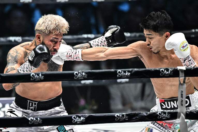 サンティアゴを懐に入らせないまま序盤も有効打を放ち…（スクロールするとKOシーンがご覧になれます）　©AFP=JIJI PRESS