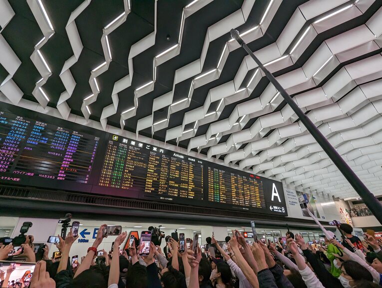 思い思いの方法で撮影を試みるファンたち　©Number Web