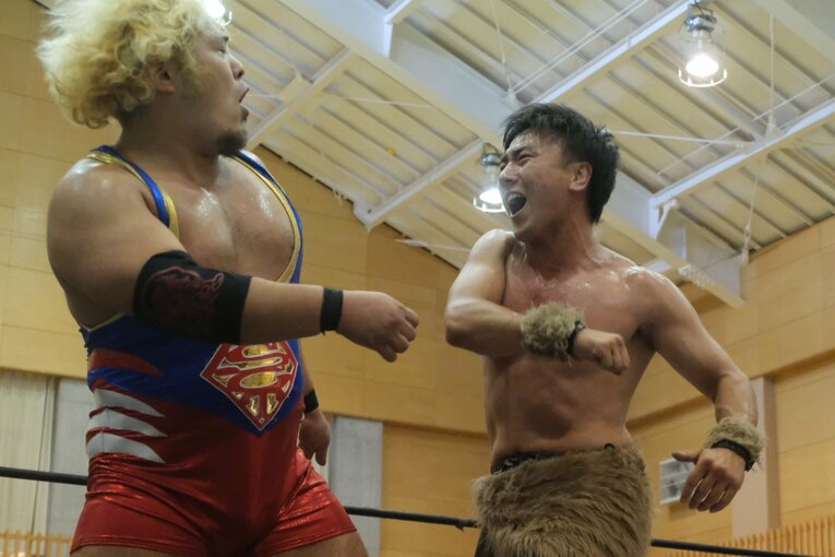 甘楽町の観客の前で大型レスラー・SAGAT相手に闘うFUMA　©Norihiro Hashimoto