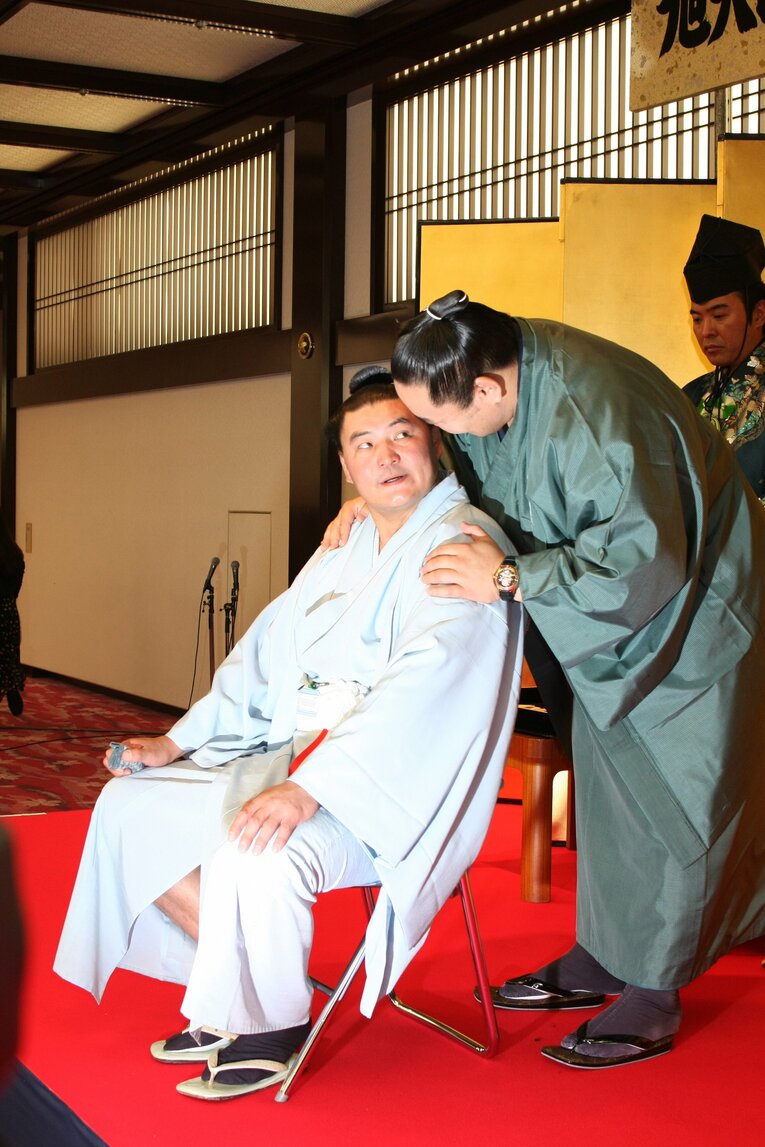 旭天山の断髪式に登場した朝青龍　©Toshiya Kondo