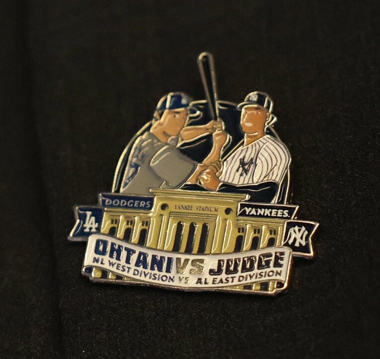 ヤンキースタジアム内の売店で販売されている「大谷×ジャッジ」のコラボグッズ　©︎JIJI PRESS