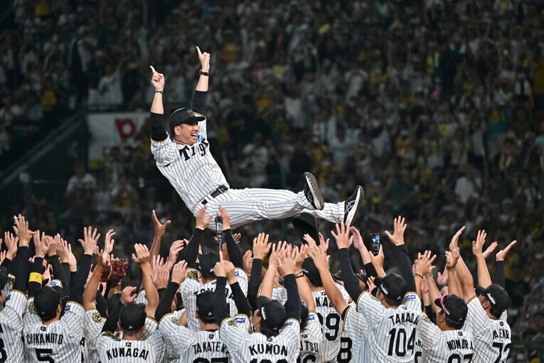 9月7日、史上最速優勝を決めて胴上げされる藤川球児　©Hideki Sugiyama