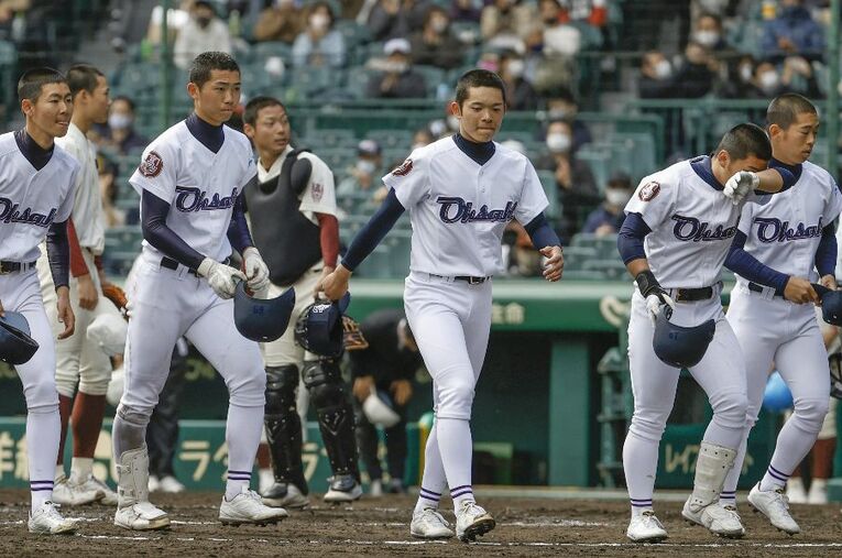 福岡大大濠に1-2で敗れた投手坂本安司（右から3人目）ら大崎ナイン ／ photograph by KYODO